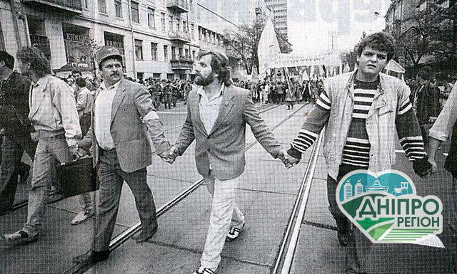 …Віднині во єдино зливаються століттями відірвані одна від одної частини єдиної України