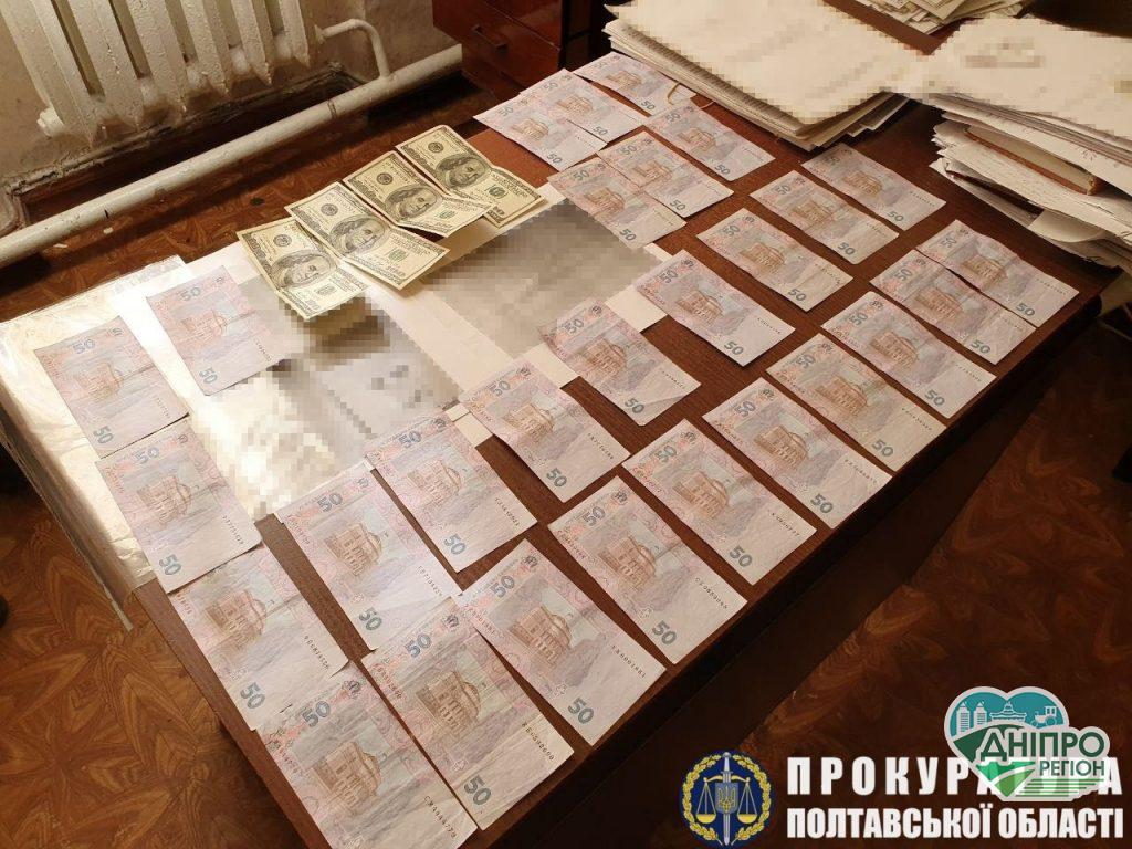 Правоохоронці  затримали на хабарі двох полісменів з Дніпропетровщини Правоохоронці затримали на хабарі двох полісменів з Дніпропетровщини