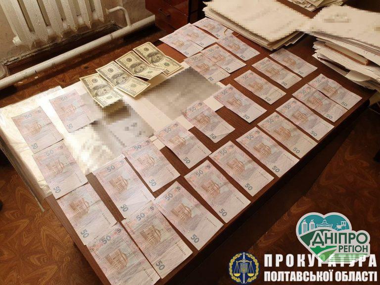 Правоохоронці затримали на хабарі двох полісменів з Дніпропетровщини