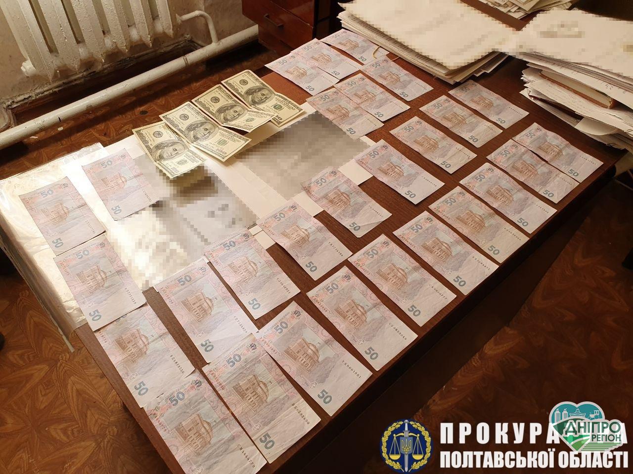 Правоохоронці затримали на хабарі двох полісменів з Дніпропетровщини