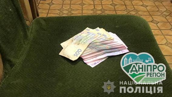 На Дніпропетровщині затримано двох чоловіків за спробу підкупити поліцейських Пропонував 20 тис грн: на Дніпропетровщині затримали чоловіка, який хотів підкупити поліцейського