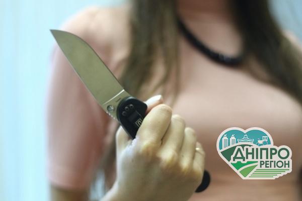 У Дніпрі жінка ножем проткнула собі живіт на очах у родичів: подробиці