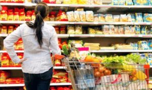 Хвиля ажіотажного попиту на продукти харчування в Україні пішла на спад