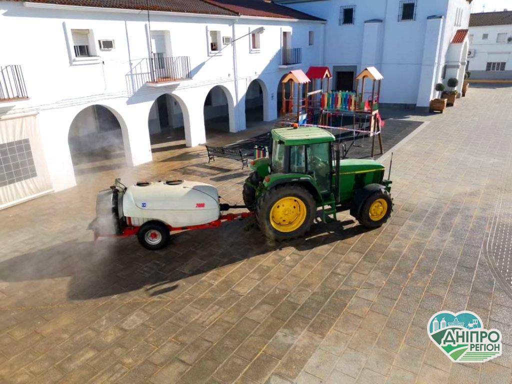 В Європі дезінфікують вулиці від COVID-19 за допомогою сільгосптехніки В Європі дезінфікують вулиці від COVID-19 за допомогою сільгосптехніки