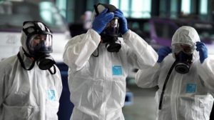 У Дніпрі комунальники в захисних костюмах зайнялися дезінфекцією під’їздів. Фото