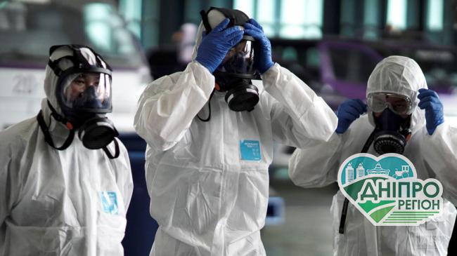 У Дніпрі комунальники в захисних костюмах зайнялися дезінфекцією під’їздів. Фото У Дніпрі комунальники зайнялися дезінфекцією під'їздів.