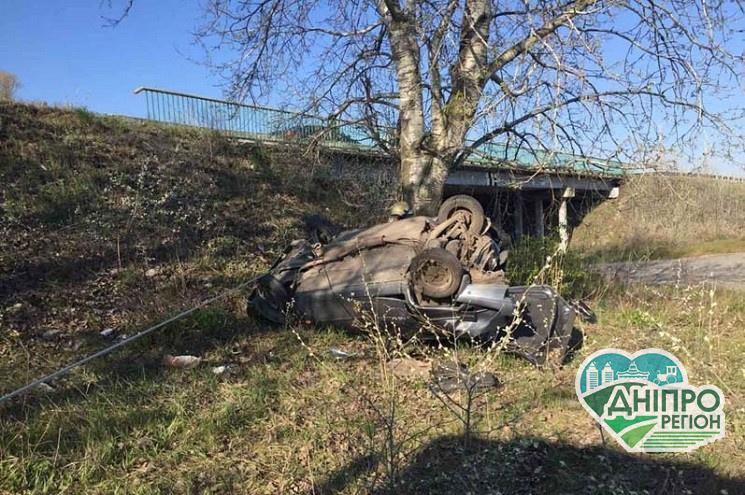Смертельна ДТП на Дніпропетровщині: Біля мосту автівка після зіткнення вилетіла в кювет Смертельна ДТП на Дніпропетровщині: Біля мосту автівка після зіткнення вилетіла в кювет