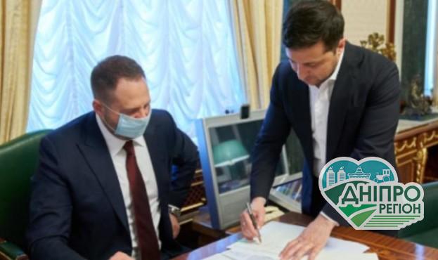 Зеленський підписав закон про ринок землі Зеленський підписав закон про ринок землі