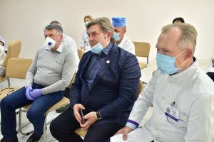 Карантин для обраних: директор обласного відділу охорони здоров’я забув, як носити маску. Фото