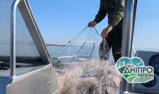 На Дніпрі браконьєри виставляють кілометрові сітки попри нерест На Дніпрі браконьєри виставляють кілометрові сітки попри нерест