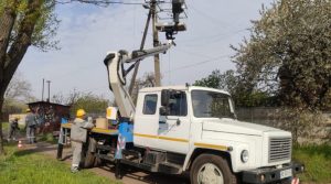 Небезпечні гілки та сухостій: на Дніпропетровщині проводять обрізку дерев