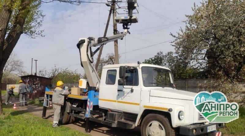 Небезпечні гілки та сухостій: на Дніпропетровщині проводять обрізку дерев Небезпечні гілки та сухостій: на Дніпропетровщині проводять обрізку дерев
