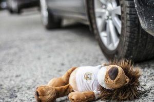 У Дніпрі 2-річна дитина потрапила під колеса автомобіля