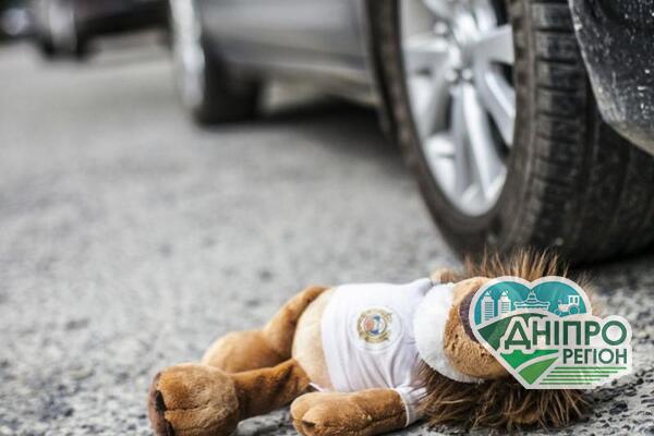 У Дніпрі 2-річна дитина потрапила під колеса автомобіля У Дніпрі 2-річна дитина потрапила під колеса автомобіля