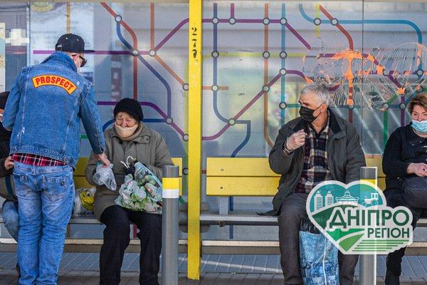 У Дніпрі байкери безкоштовно роздавали перехожим маски та продукти. Фото У Дніпрі байкери безкоштовно роздавали перехожим маски та продукти. Фото