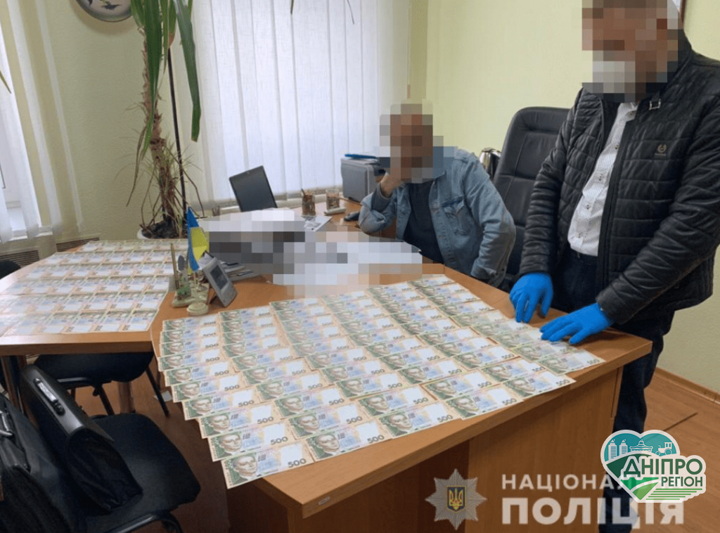 На Дніпропетровщині посадовець вимагав хабар за сертифікат якості на захисні маски На Дніпропетровщині посадовець вимагав хабар за сертифікат якості на захисні маски