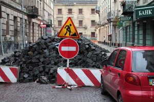На Дніпропетровщині, через яму, “Укравтодор” сплатив збиток водієві