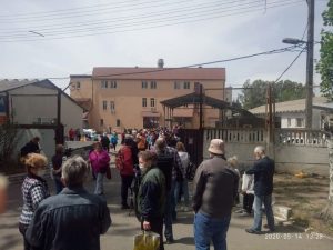 У Дніпрі люди вимушені стояти у довжелезних чергах за перепустками на проїзд у маршрутках