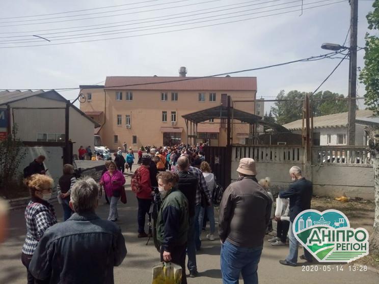 У Дніпрі люди вимушені стояти у довжелезних чергах за перепустками на проїзд у маршрутках У Дніпрі люди вимушені стояти у довжелезних чергах за перепустками на проїзд у маршрутках