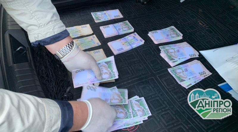 На Дніпропетровщині на хабарі затримали начальника відділу сільської ради На хабарі затримали начальника відділу сільської ради