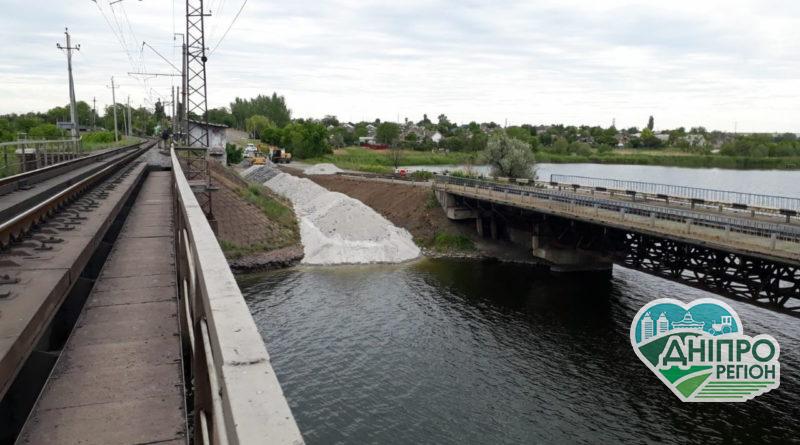 На Дніпропетровщині зводять понтонний міст (Фото) На Дніпропетровщині зводять понтонний міст (Фото)