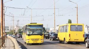 Повно людей і без пропусків: як в Дніпрі йдуть справи з громадським транспортом