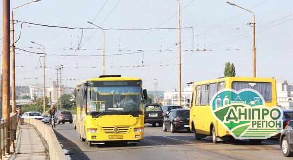 Повно людей і без пропусків: як в Дніпрі йдуть справи з громадським транспортом