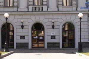У Дніпрі обласні чиновники хотіли переплатити сотні відсотків на закупівлі масок і дезінфекторів