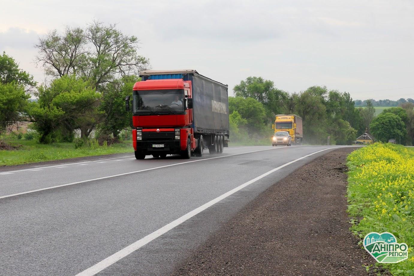 Хочеш їхати сплати штраф: на Дніпропетровщині в спеку заборонено рухатися фурам вагою понад 24 тонни