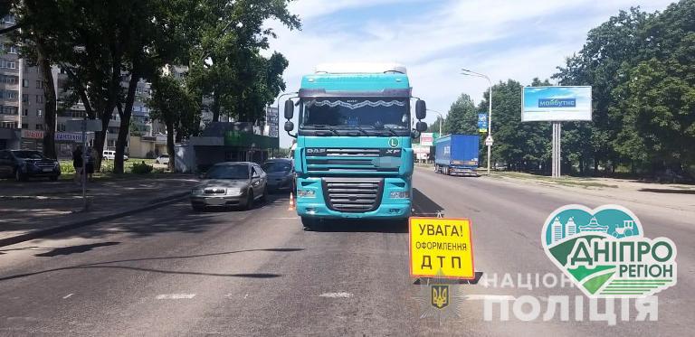 В Павлограді під колесами фури загинула людина: Поліція шукає свідків ДТП В Павлограді під колесами фури загинула людина: Поліція шукає свідків ДТП