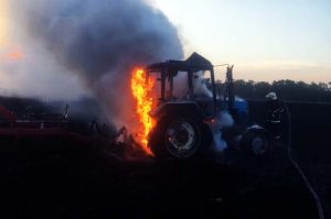 На Дніпропетровщині серед поля загорівся трактор