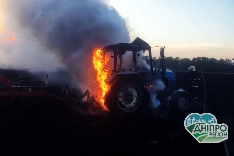 На Дніпропетровщині на полі загорівся трактор. В кабіні перебував водій.