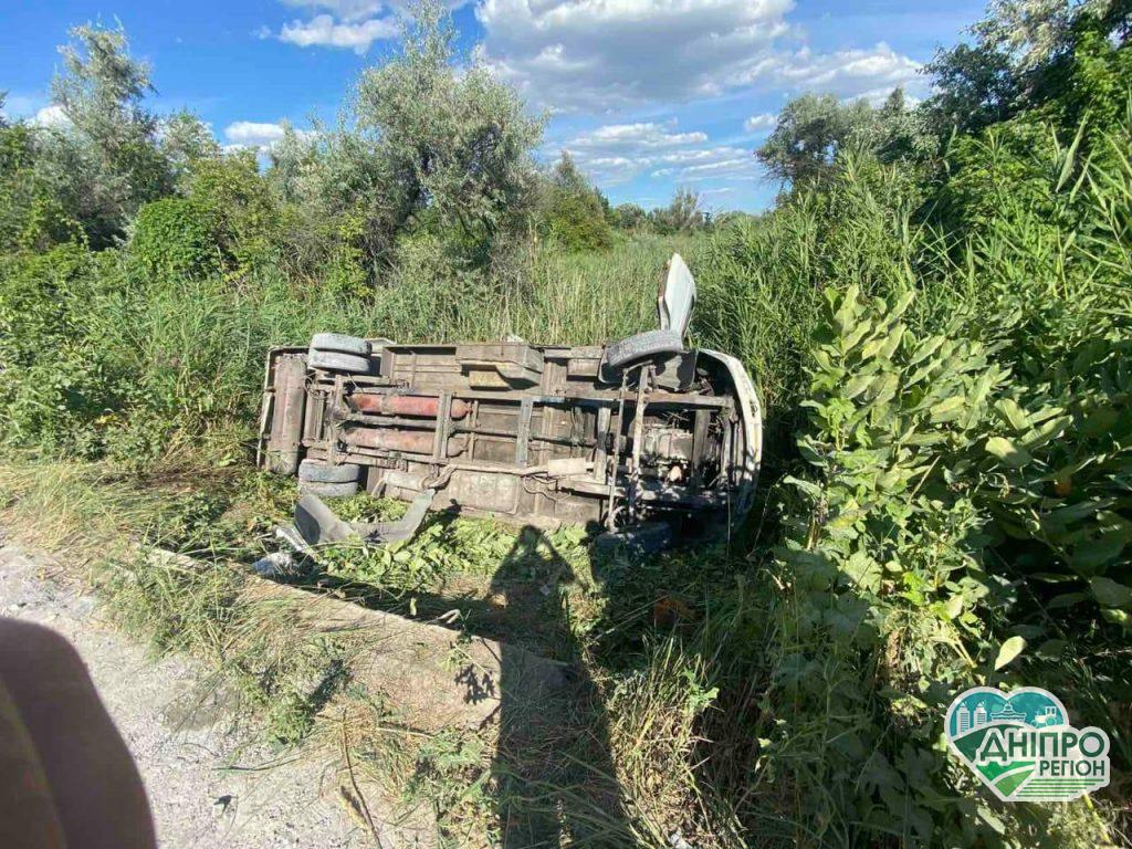 На Дніпропетровщині перевернулась маршрутка: постраждало 15 пасажирів