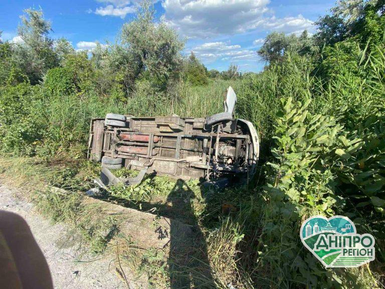 На Дніпропетровщині перевернулась маршрутка: постраждало 15 пасажирів На Дніпропетровщині перевернулась маршрутка: постраждало 15 пасажирів