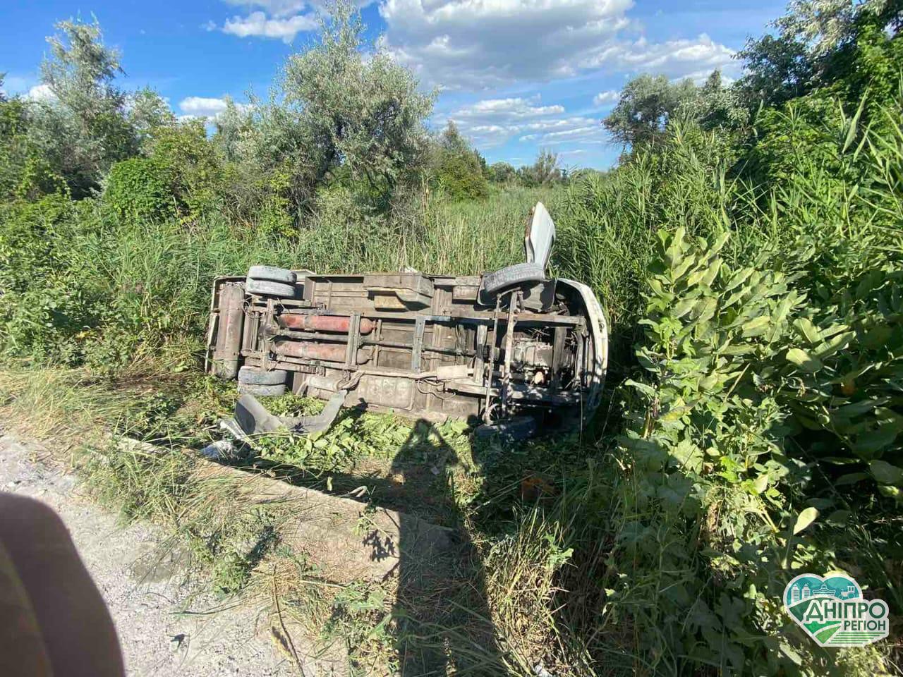 На Дніпропетровщині перевернулась маршрутка: постраждало 15 пасажирів