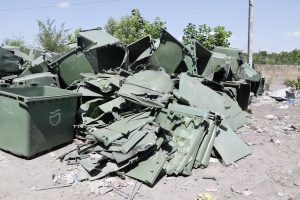 У Дніпрі через вандалізм зіпсована більшість сміттєбаків