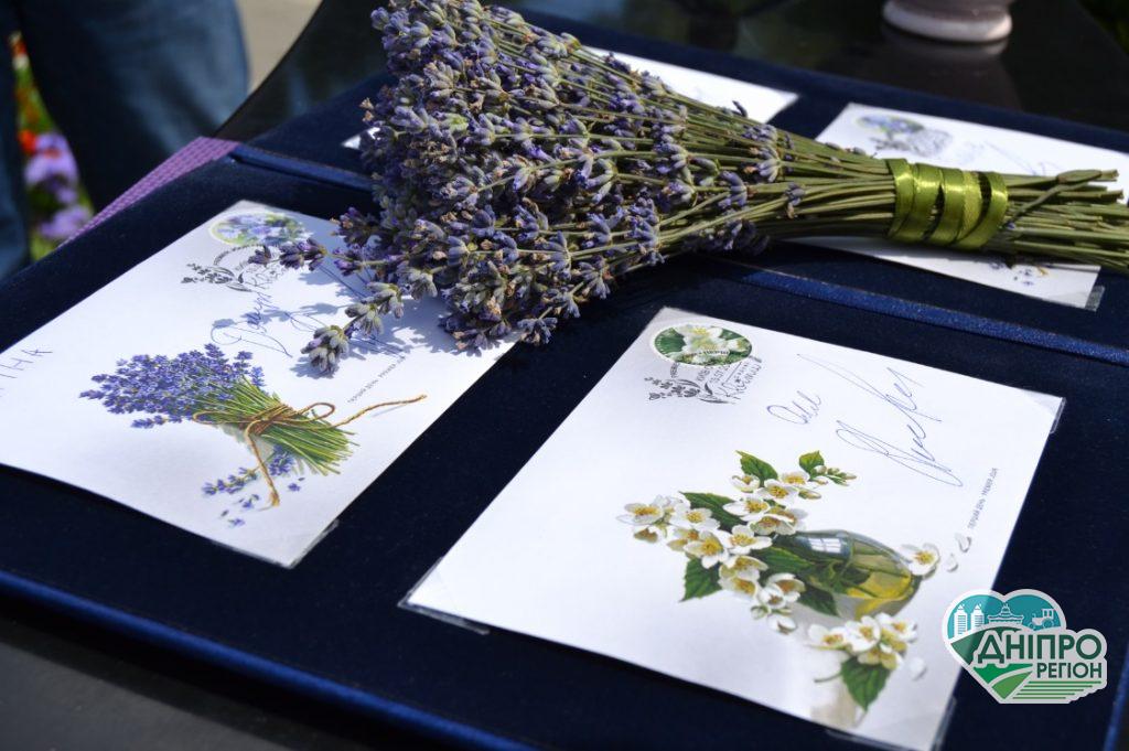 Поштовий оператор увів в обіг ароматизовані марки «Садовий жасмин» та «Лаванда» «Садовий жасмин» та «Лаванда»