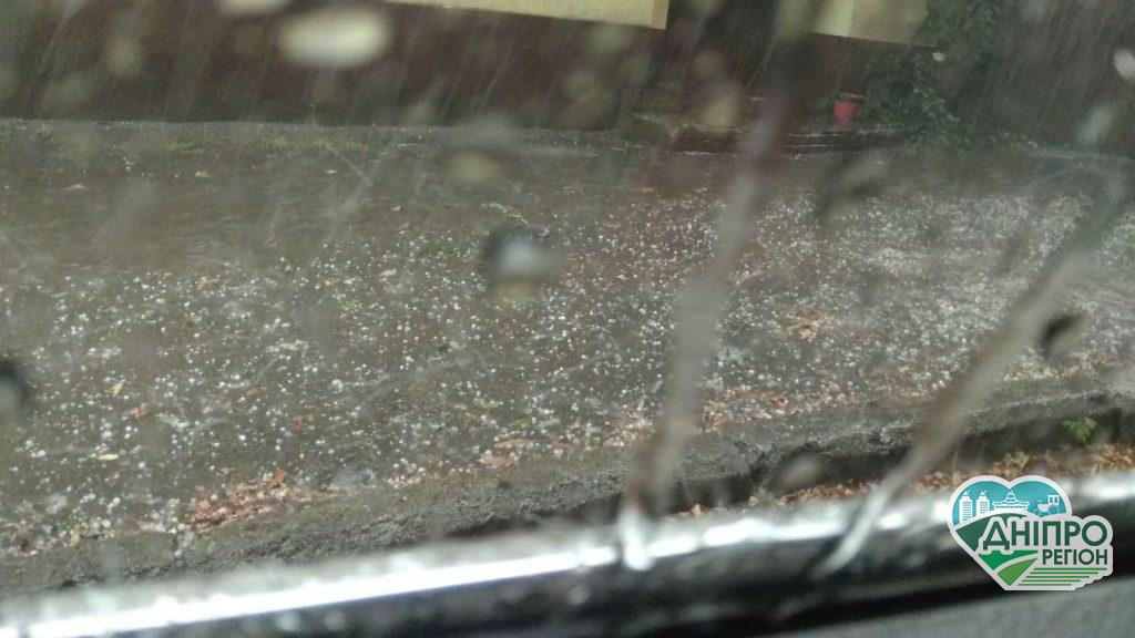 У Дніпрі пройшов град зі зливою