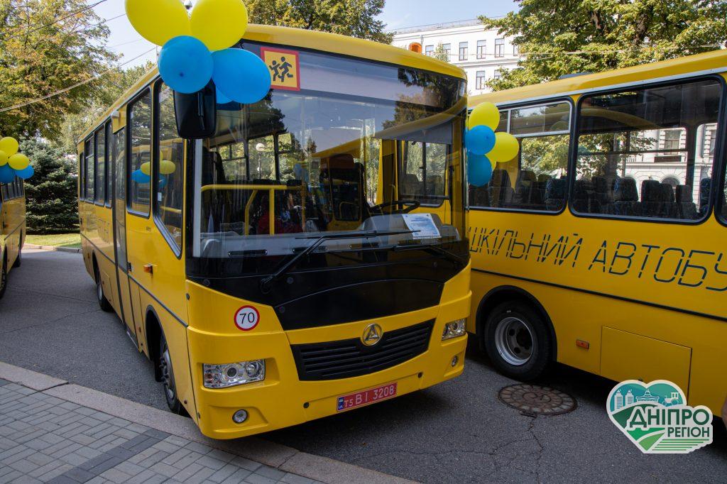 Перші 10 нових автобусів передали школам Дніпропетровщини