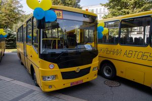 Перші 10 нових автобусів передали школам Дніпропетровщини