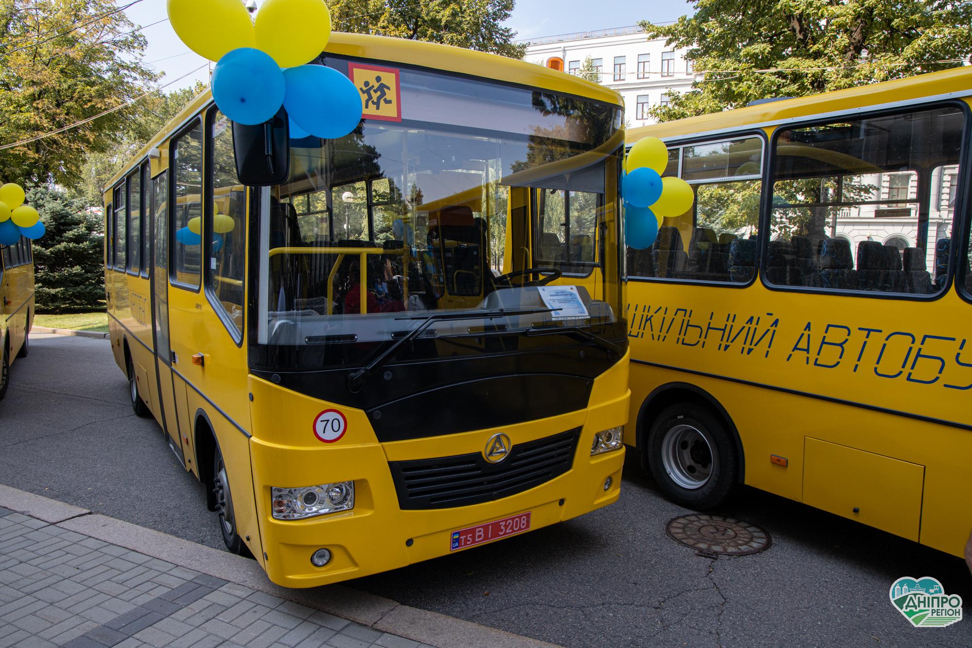 Перші 10 нових автобусів передали школам Дніпропетровщини