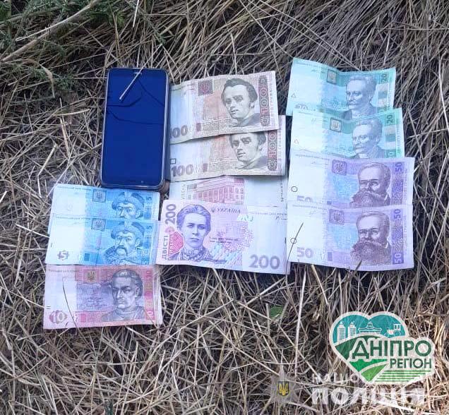 Под Днепром задержали наркосбытчика с товаром и деньгами