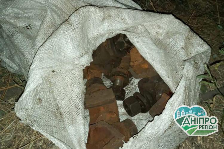 Під Дніпром злодій розібрав залізничну колію аби вкрасти болти Під Дніпром злодій розібрав залізничну колію аби вкрасти болти