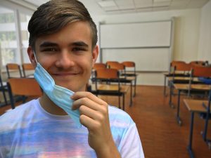 Поцікавляться самопочуттям і дозволять зняти маски: як будемо навчатися на карантині?