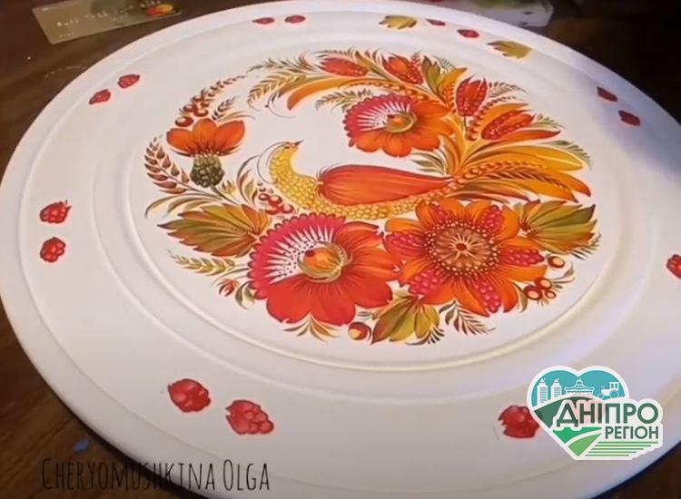 Майстриня з розпису стилем «Петриківка» навчає малюванню онлайн Майстриня з розпису стилем «Петриківка» навчає малюванню онлайн