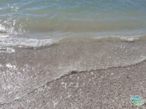 На Азовском море в Кирилловке на праздники полный аншлаг: радует и море, и погода (Фото)