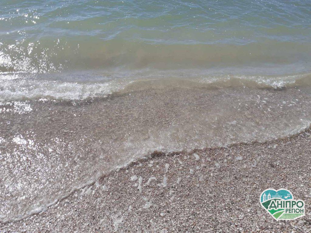 На Азовському морі в Кирилівці на свята повний аншлаг: радує і море, і погода (Фото)