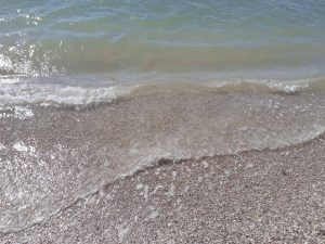 На Азовському морі в Кирилівці на свята повний аншлаг: радує і море, і погода (Фото)