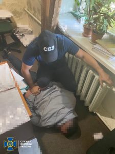 В Днепропетровской области СБУ на взятке разоблачила прокурора