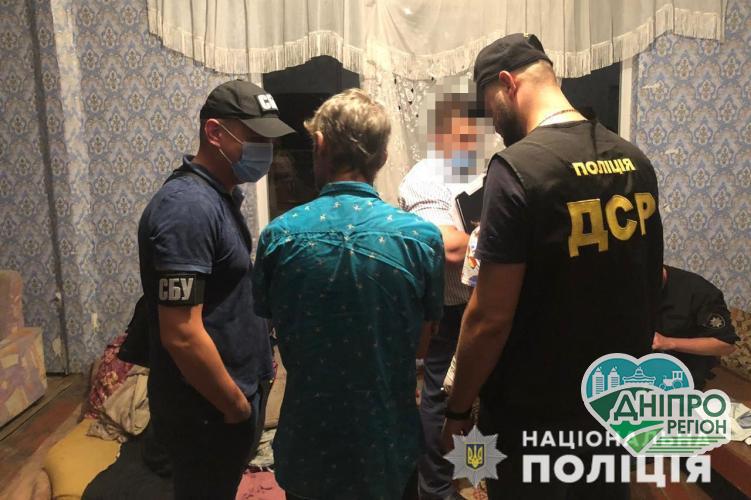 Под Днепром накрыли наркосбытчиков с прибылью до 700 000 гривен ежемесячно Під Дніпром накрили наркозбувачів з прибутком до 700 000 гривень щомісяця